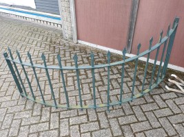 dubbele smeedijzeren sierpoort met halfrond hekwerk  (6)